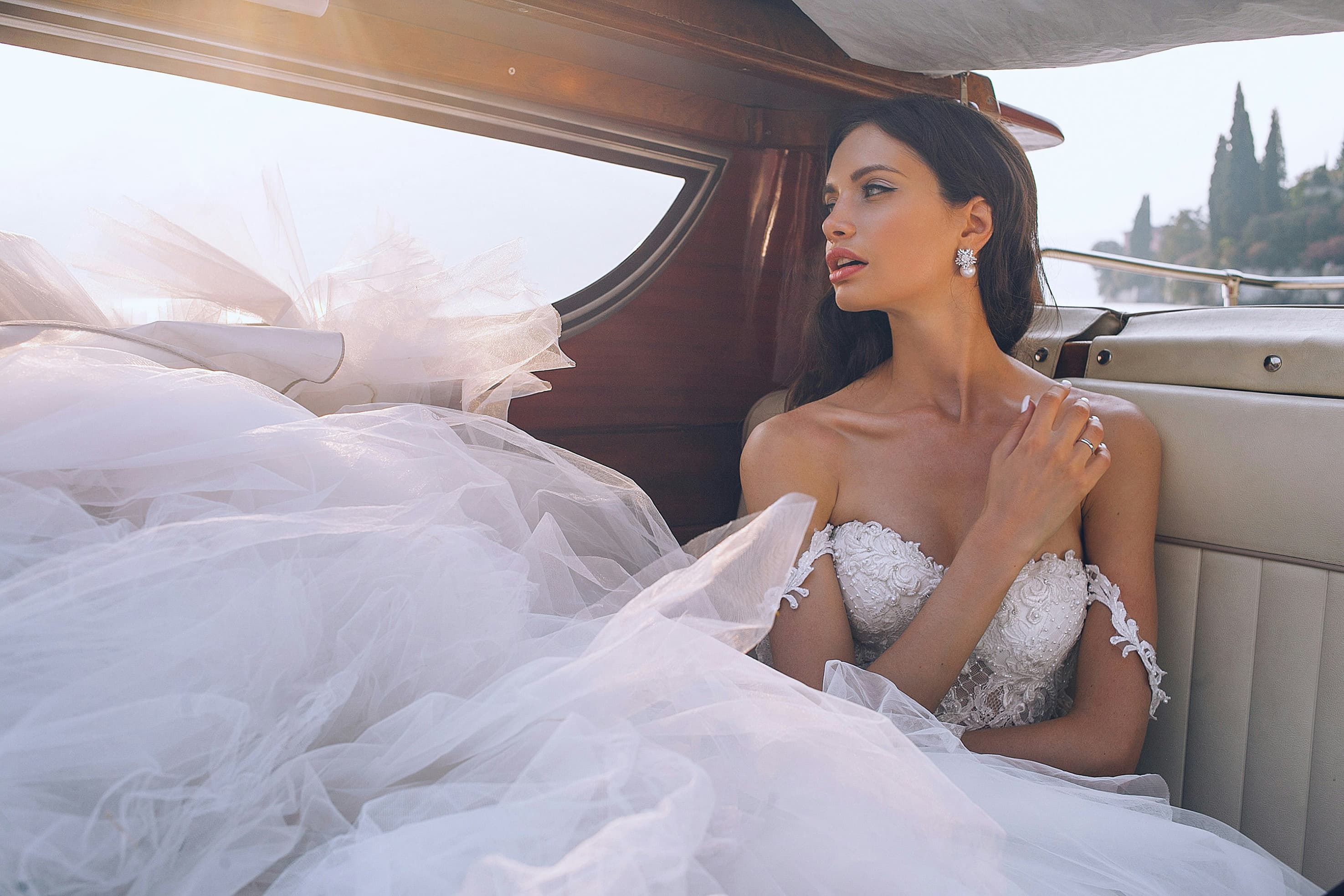 Das Mädchen im weißen Brautkleid in der Limousine.